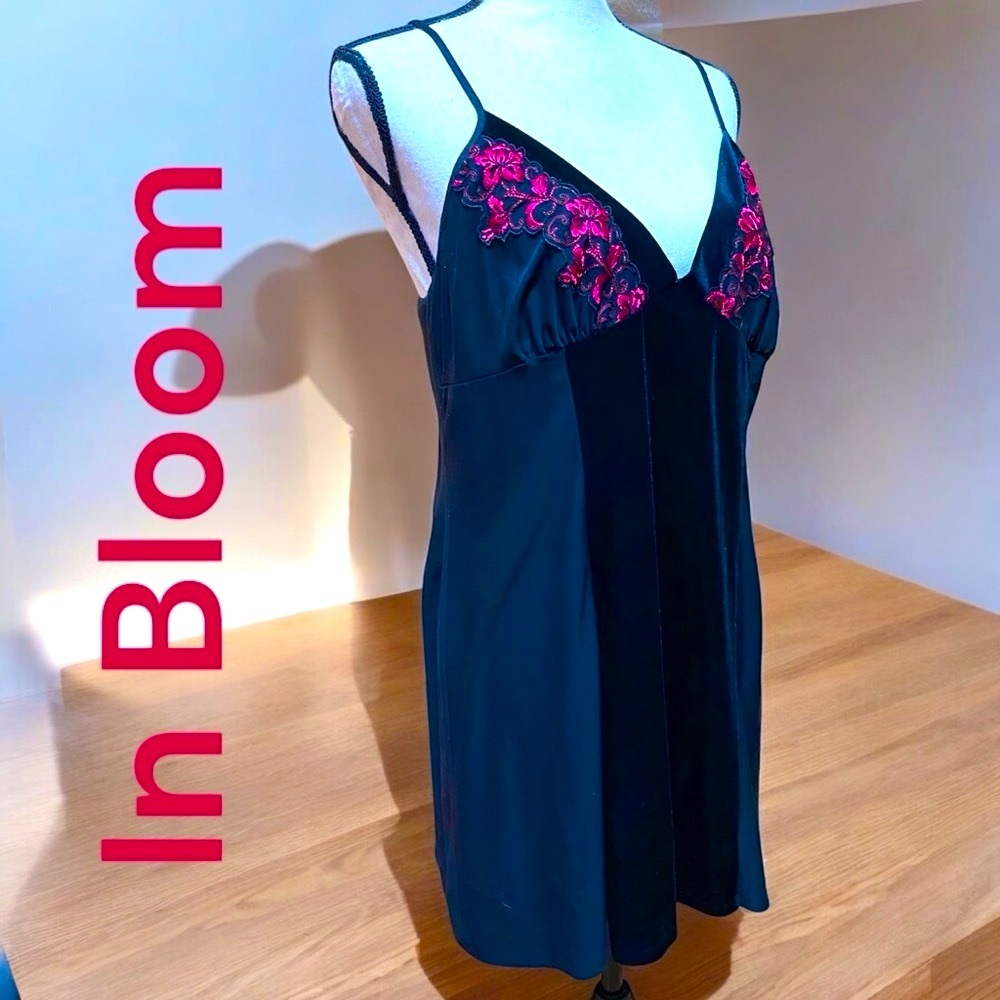 In Bloom-XL Black/Red short nightie Poly/spandex. Very good preowned!